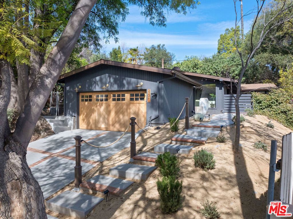 Photo of 22261 Ybarra Road, Woodland Hills, CA 91364 (MLS # 25620435)