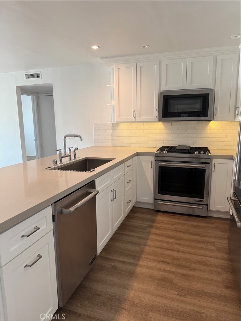 A ++ location on North Hermosa walk street. Beautifully renovated end unit. Balcony off of the living room as well as a 1,400 sq ft roof top deck. 2 parking places. Laundry room. Bike & surfboard room for easy storage. Personal storage locker in garage. Unit has its own water heater (no running out of hot water!) Ocean & Palos Verdes peninsula view from the roof-top deck, perfect for quiet enjoyment & watching beautiful sunsets.
1/2 block to the Strand. Downtown Hermosa restaurants, coffee shops and retail are just a few blocks away.