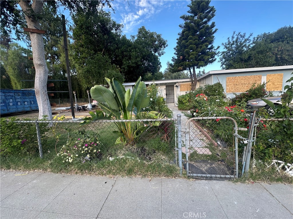 Great Investment opportunity for Developers or Investors! Bring your imagination to convert this 3 bedrooms + 2 bathrooms into your dream home. If you are searching for exceptional value in land, don’t pass up seeing this 26,033 sqft lot located between Chatsworth St & San Fernando Mission Blvd conveniently located near 118 Hwy. Terrific potential with flowing floor plan could be the DEAL you've wanted. Don't miss out on this great opportunity!!!