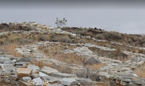 Photo of 21 Luna Vista Lane, Yucca Valley, CA 92284 (MLS # OC26057557)