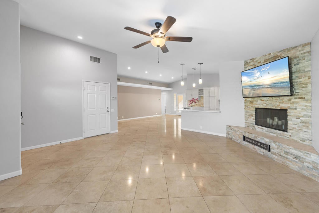 52580 Avenida Navarro