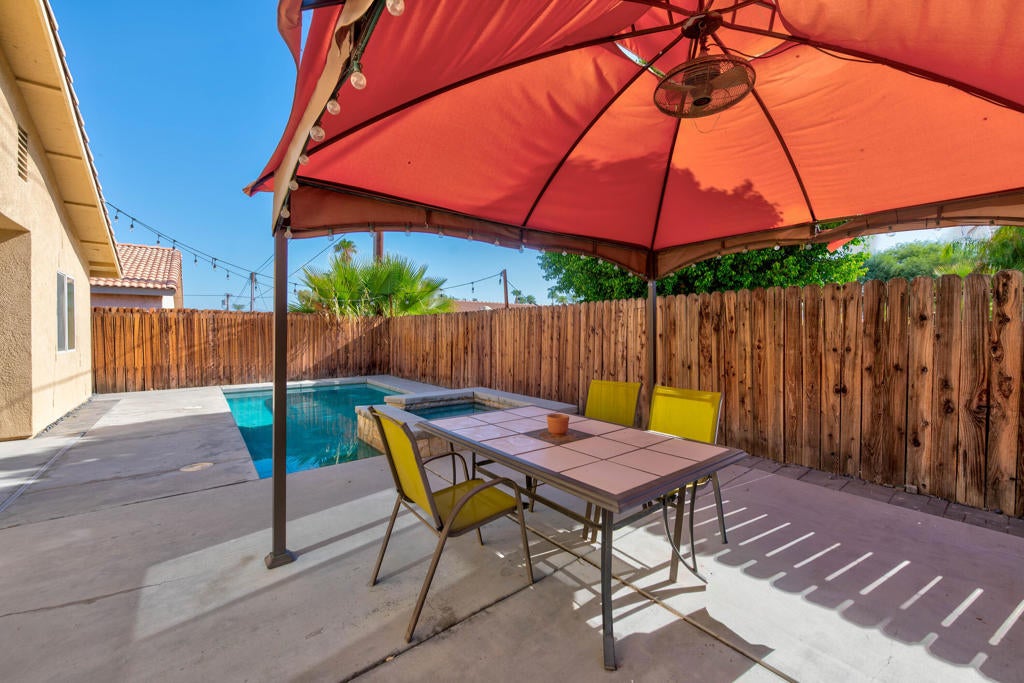 52580 Avenida Navarro