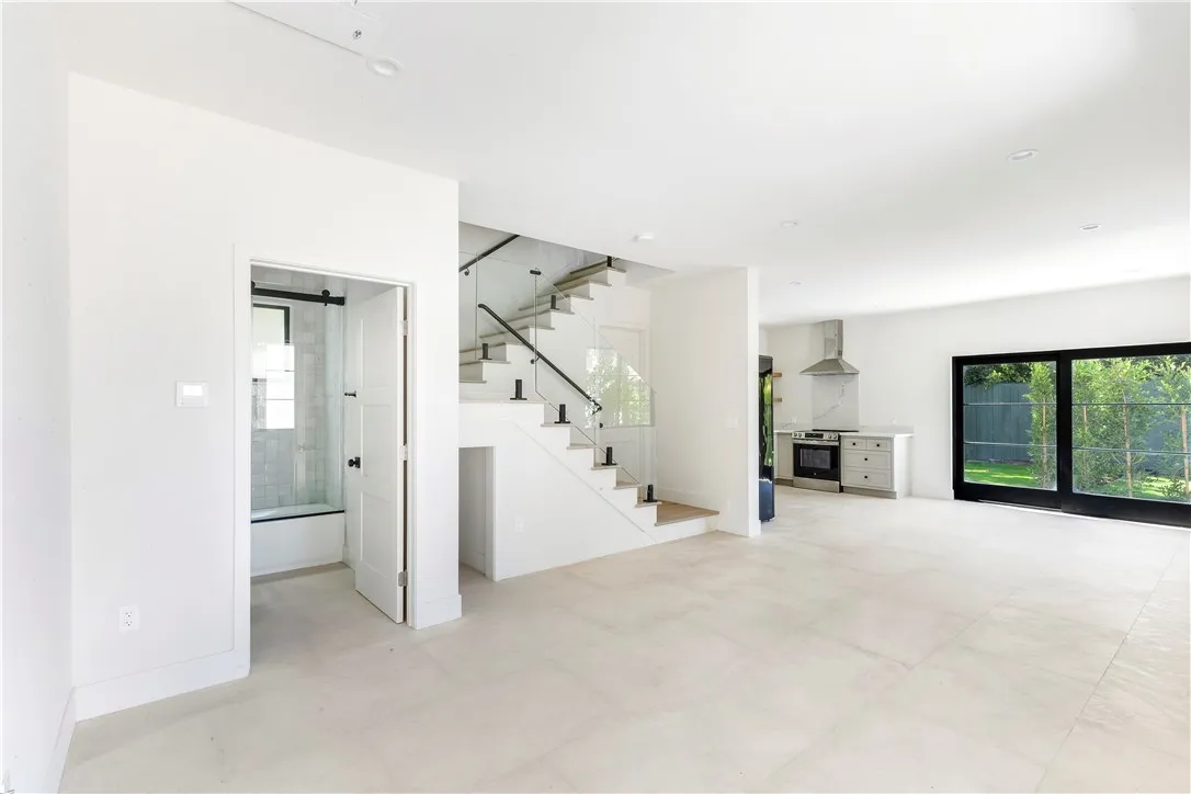 West Hollywood, California 90069, United States, 2 Bedrooms Bedrooms, ,2 BathroomsBathrooms,Residential,Active,168077