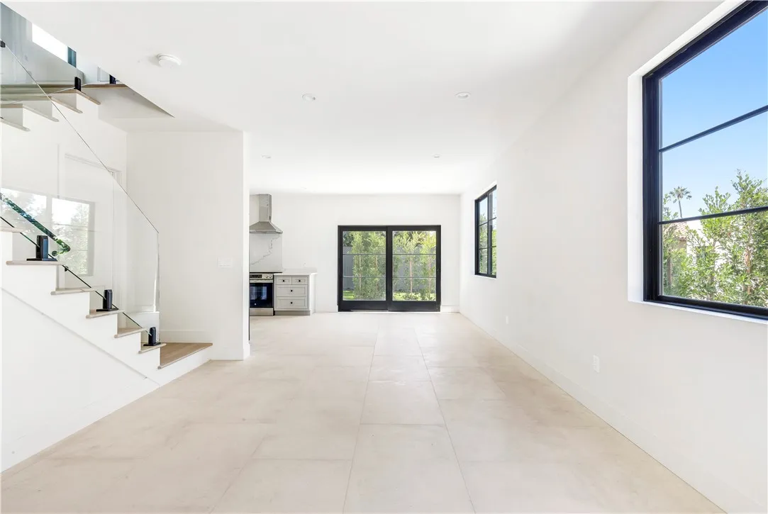 West Hollywood, California 90069, United States, 2 Bedrooms Bedrooms, ,2 BathroomsBathrooms,Residential,Active,168077