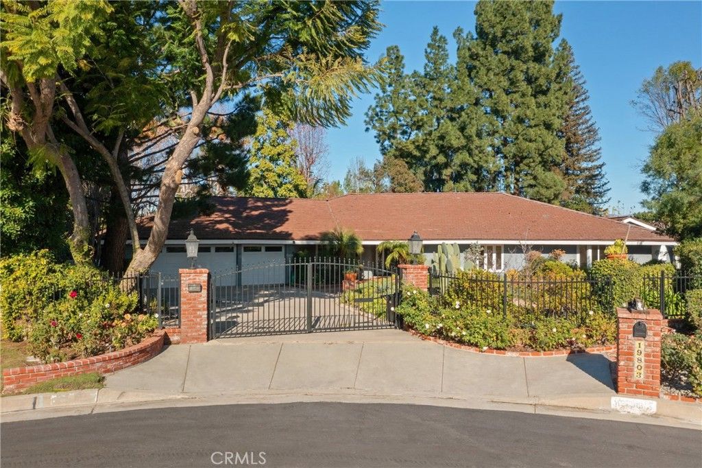 Photo of 19803 Linnet Street, Woodland Hills, CA 91364 (MLS # SR26073678)