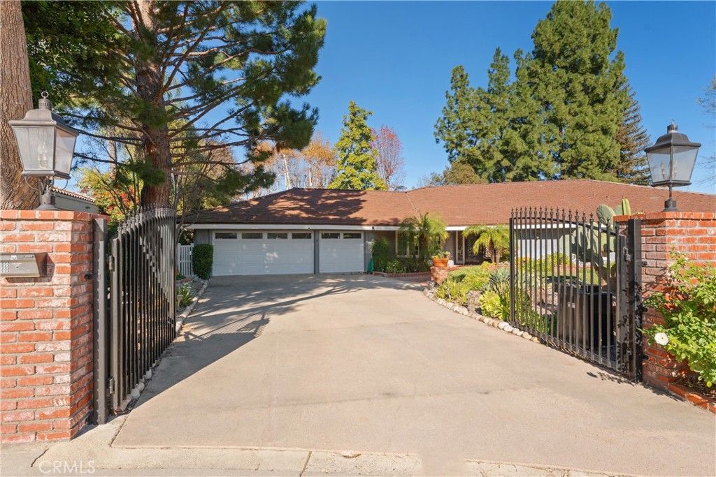 Photo of 19803 Linnet Street, Woodland Hills, CA 91364 (MLS # SR26073678)