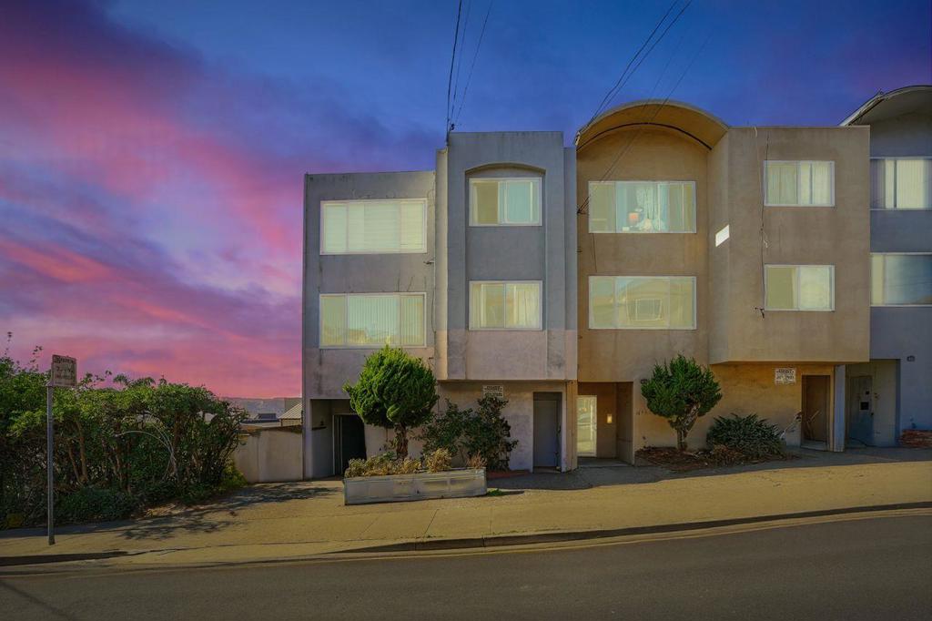 678 Hillside Boulevard