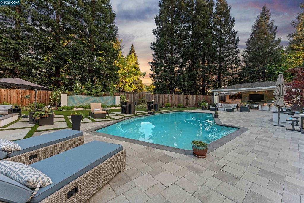 2348 Holly Oak Dr