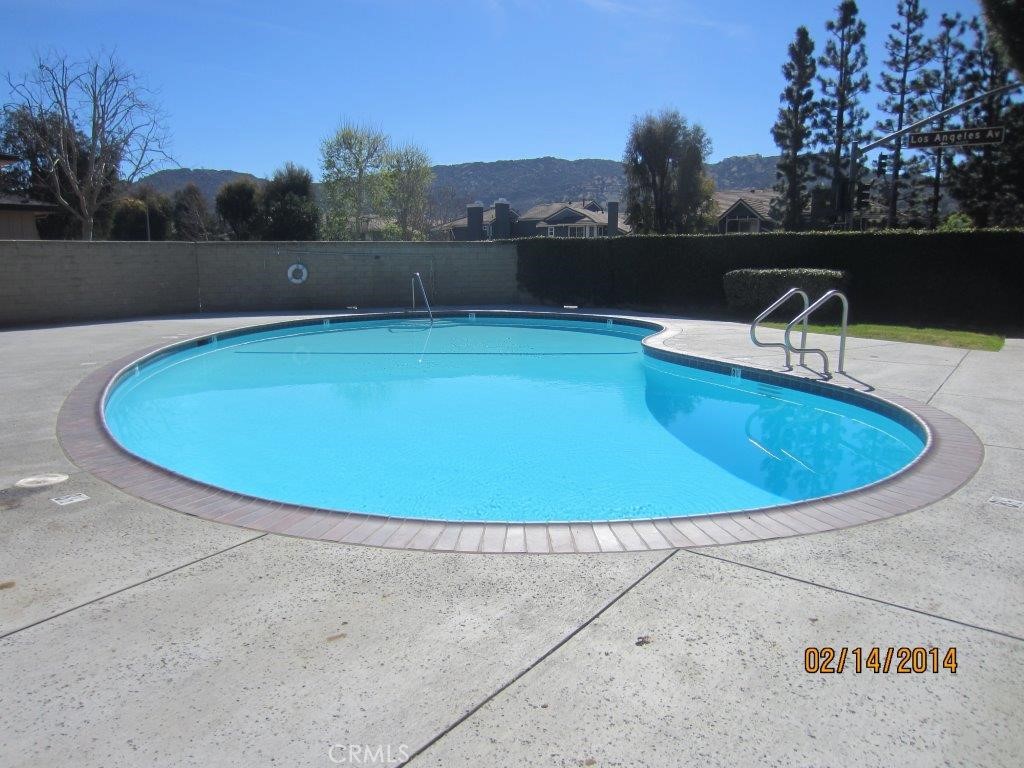 Two Bedroom+One Bath Townhome located in East Simi closer to the San Fernando Valley. Kitchen next to the dining with Breakfast Bar.
Family Room. One car shared garage has more storage inside. One assign parking on the driveway next to your one car garage. Community Laundry near by the unit. Water,Hoa fees and Trash included with the price. Walking distance to Park, Community Pool. Near Schools, grocery and the fwys.