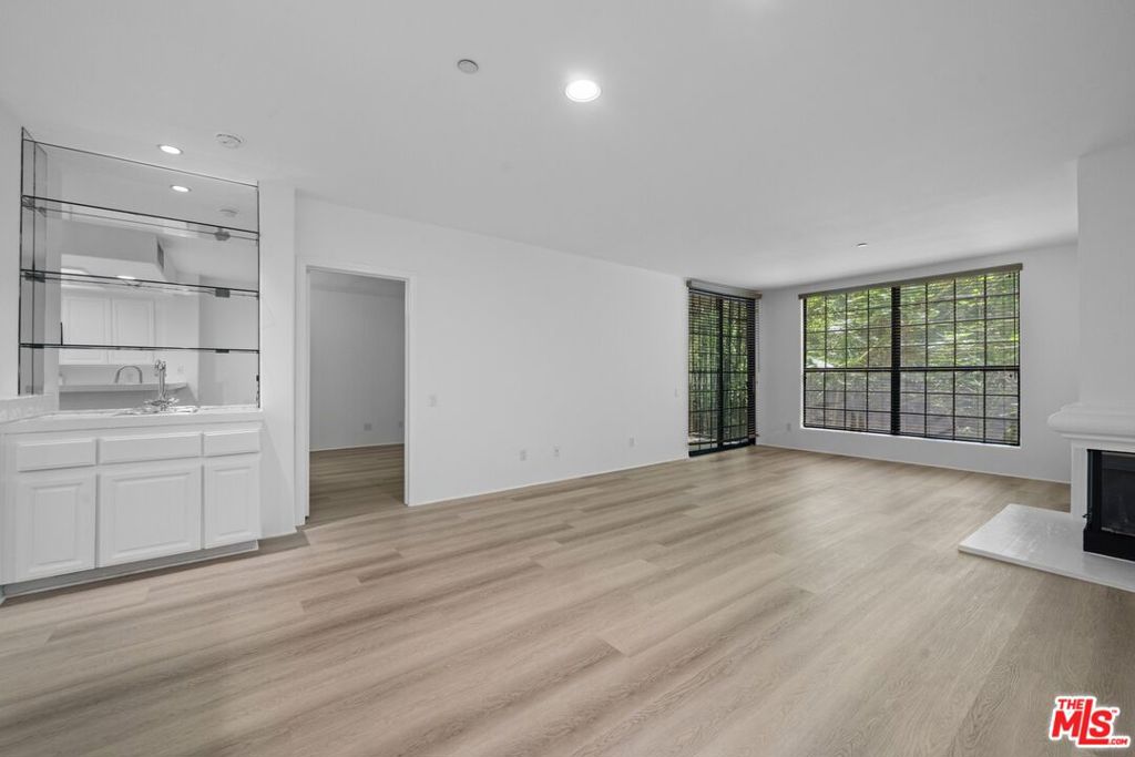 555 S Barrington Avenue 106
