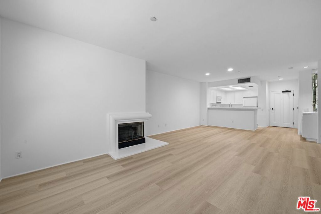 555 S Barrington Avenue 106