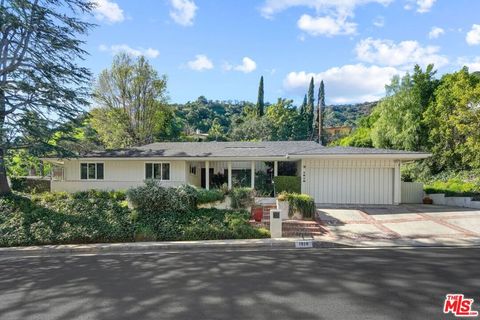 Photo of 1919 San Ysidro Drive, Beverly Hills, CA 90210 (MLS # 26833641)