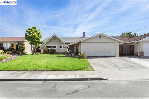 Photo of 21330 Kahlert St St, Castro Valley, CA 94546 (MLS # 41128158)