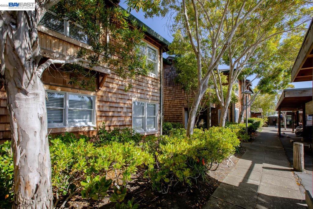 641 Centre Ct