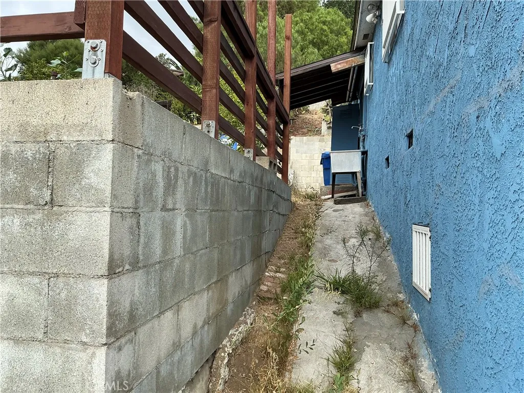 Los Angeles, California 90026, United States, 2 Bedrooms Bedrooms, ,1 BathroomBathrooms,Residential,Active,234009