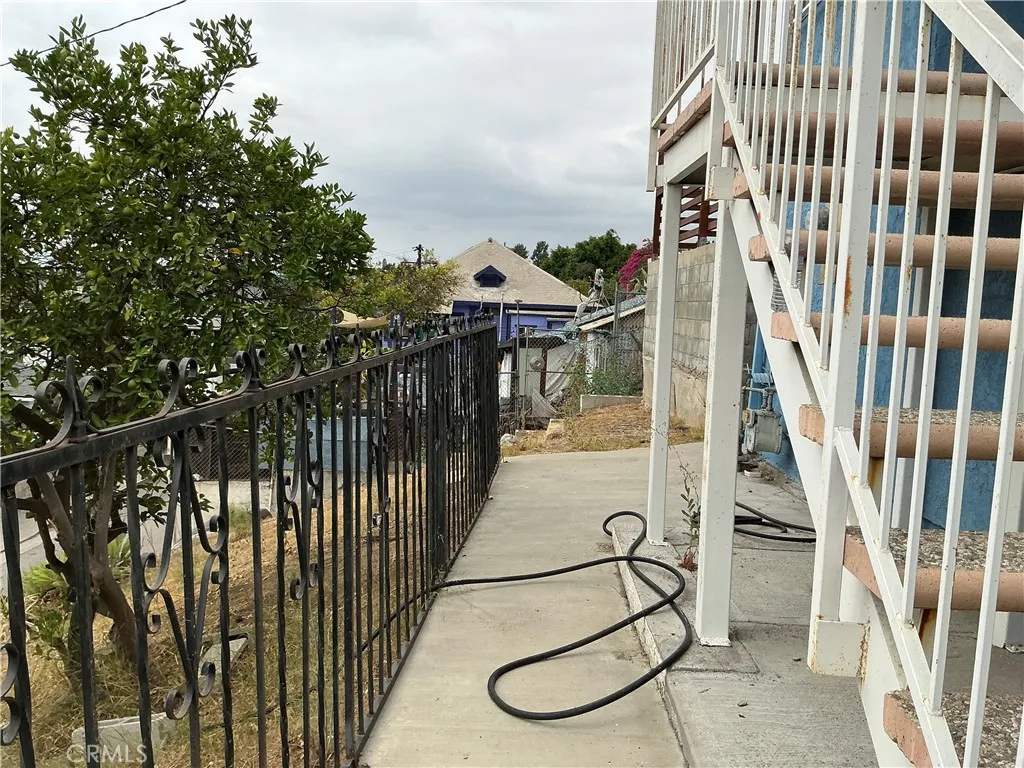 Los Angeles, California 90026, United States, 2 Bedrooms Bedrooms, ,1 BathroomBathrooms,Residential,Active,234009