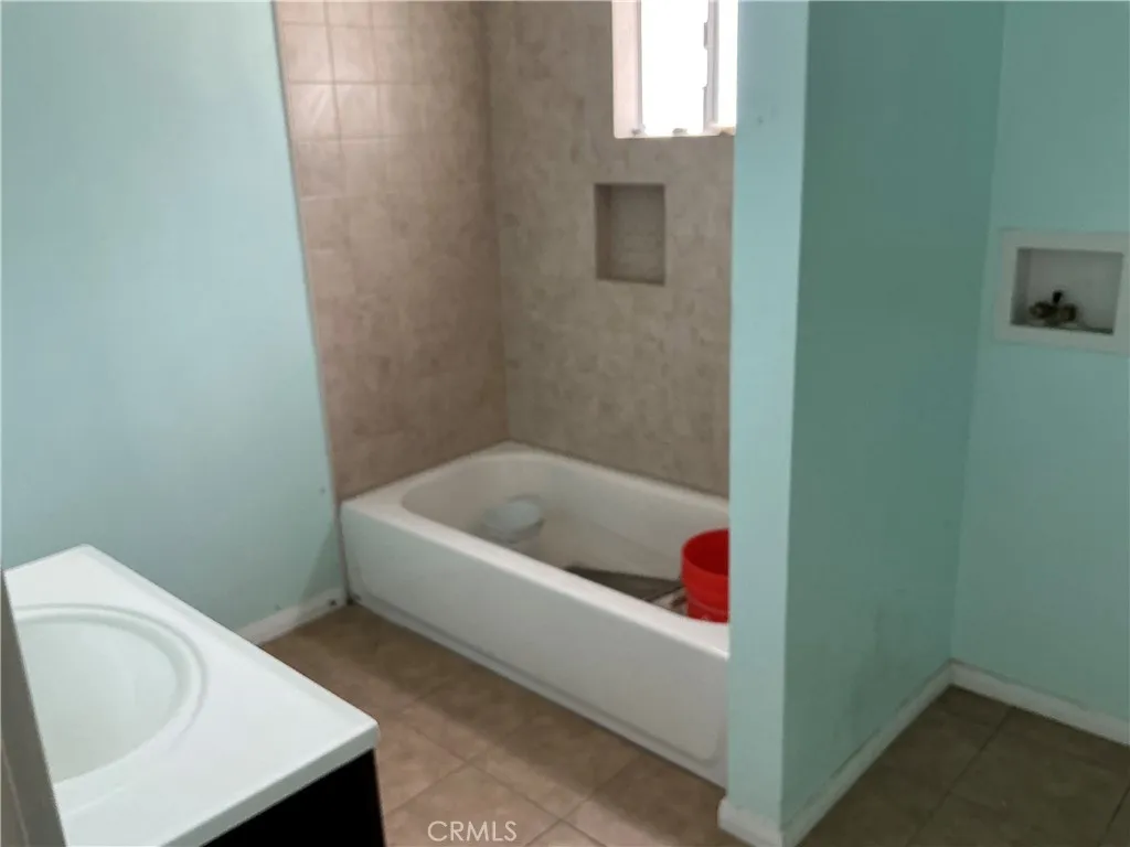 Los Angeles, California 90026, United States, 2 Bedrooms Bedrooms, ,1 BathroomBathrooms,Residential,Active,234009