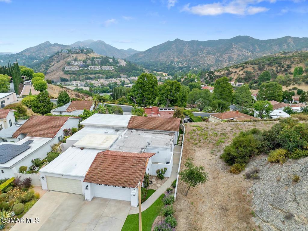 3434 Twin Lake
