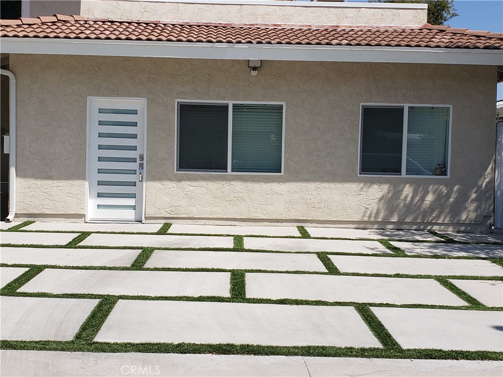 GORGEOUS ONE BEDROOM ADU WITH ITS OWN SEPARATE ENTRANCE. LOCATED IN PRESTIGIOUS WEST HILLS AREA. LIGHT AND BRIGHT. CUSTOM CABINETRY AND VIKING APPLIANCES. CENTRAL AC & HEAT. CLOSE TO PARK, HIKING TRAILS, SHOPPING, TRANSPORTATION.