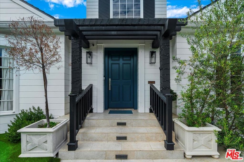 Photo of 11433 Albata Street, Los Angeles, CA 90049 (MLS # 25599405)