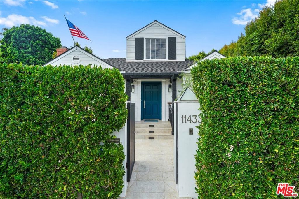 Photo of 11433 Albata Street, Los Angeles, CA 90049 (MLS # 25599405)