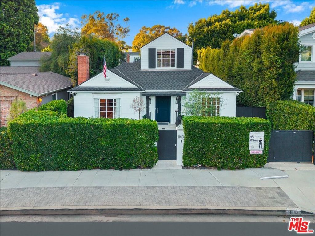 Photo of 11433 Albata Street, Los Angeles, CA 90049 (MLS # 25599405)