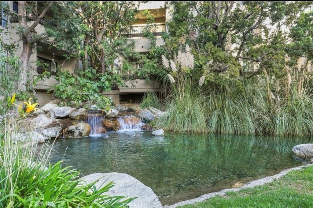 Photo of 950 N Kings Road #245, West Hollywood, CA 90069 (MLS # OC25234292)