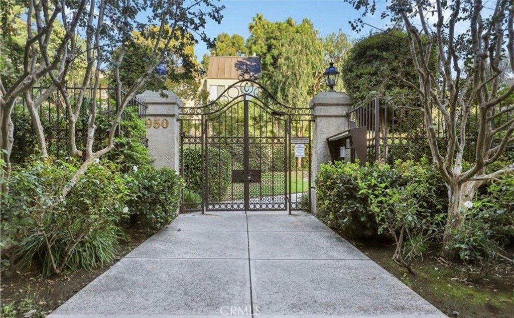 Photo of 950 N Kings Road #245, West Hollywood, CA 90069 (MLS # OC25234292)