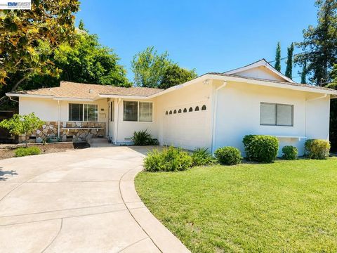 Photo of 3436 Thunderbird Dr, Concord, CA 94520 (MLS # 41135316)