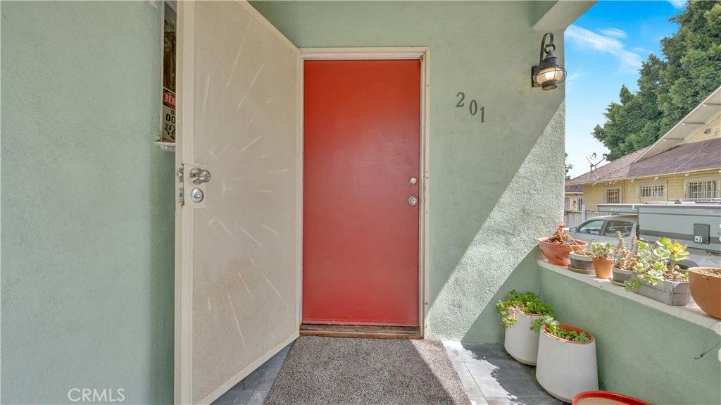 Photo of 201 W 49th ST, Los Angeles, CA 90037 (MLS # TR26116937)