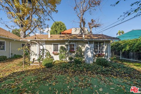 Photo of 1612 1/2 N Genesee Avenue, Los Angeles, CA 90046 (MLS # 26635347)