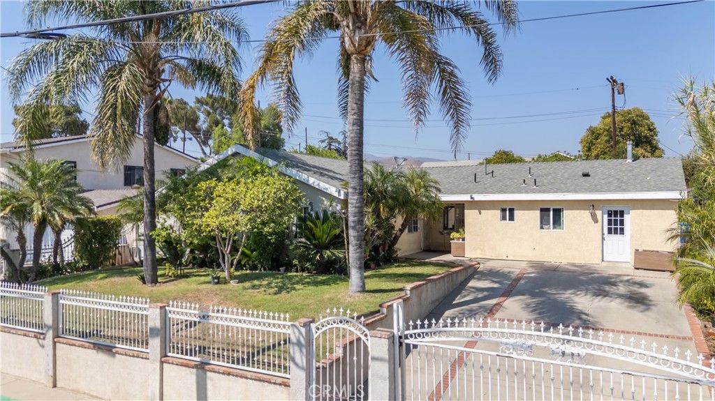 Photo of 11044 Borden Avenue, Pacoima, CA 91331 (MLS # SR25167017)