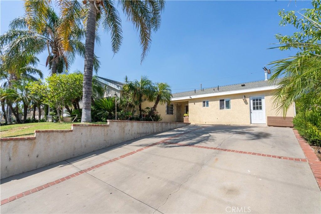 Photo of 11044 Borden Avenue, Pacoima, CA 91331 (MLS # SR25167017)
