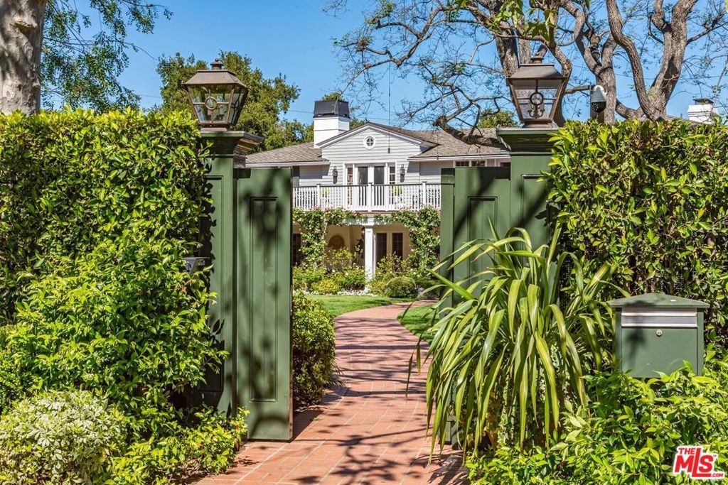 Photo of 685 Elkins Road, Los Angeles, CA 90049 (MLS # 25548421)