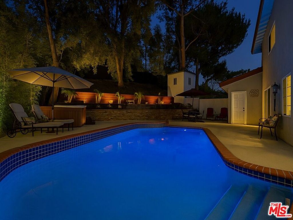 Photo of 22620 Cavalier Street, Woodland Hills, CA 91364 (MLS # 25591201)