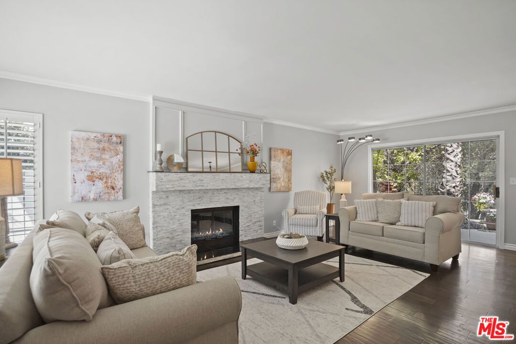 Photo of 22620 Cavalier Street, Woodland Hills, CA 91364 (MLS # 25591201)