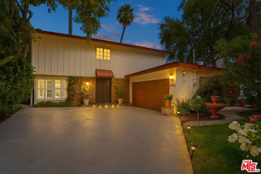 Photo of 22620 Cavalier Street, Woodland Hills, CA 91364 (MLS # 25591201)