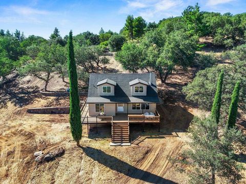 Photo of 4651 Eagle Peak Rd Rd, Julian, CA 92036 (MLS # 250041430SD)