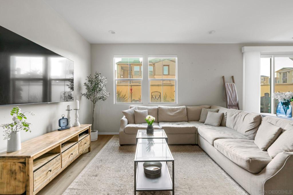 1935 Avenida Citron 109