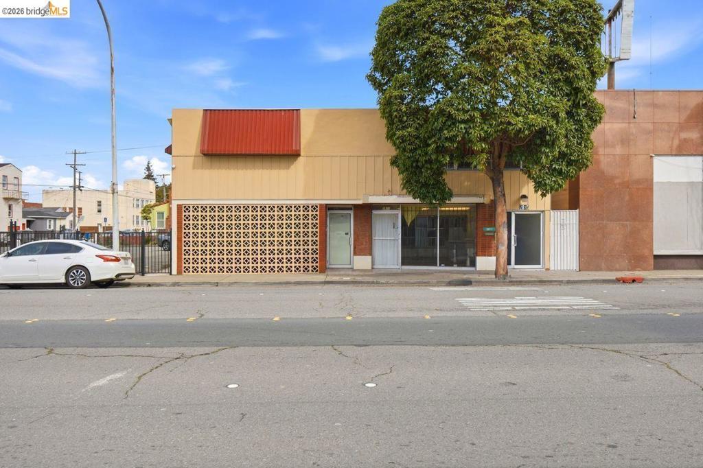 2809 2809 Macdonald AVE