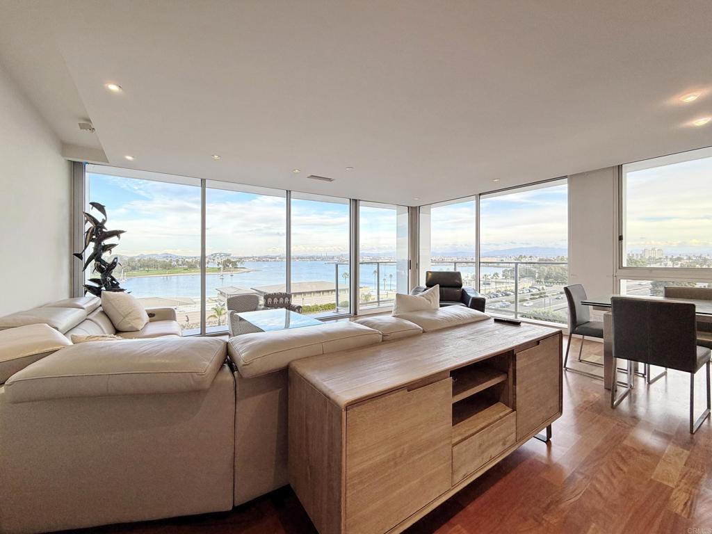 1810 Avenida del Mundo 503