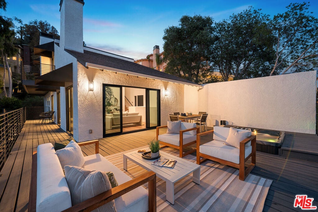 2967 Glendower Avenue, Los Angeles CA 90027