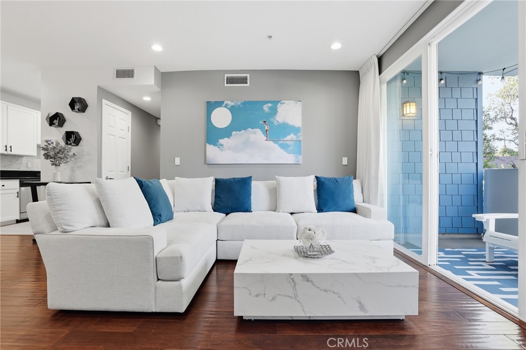 6038 Carlton Way 101