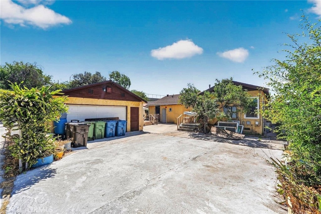 405 E Ramona