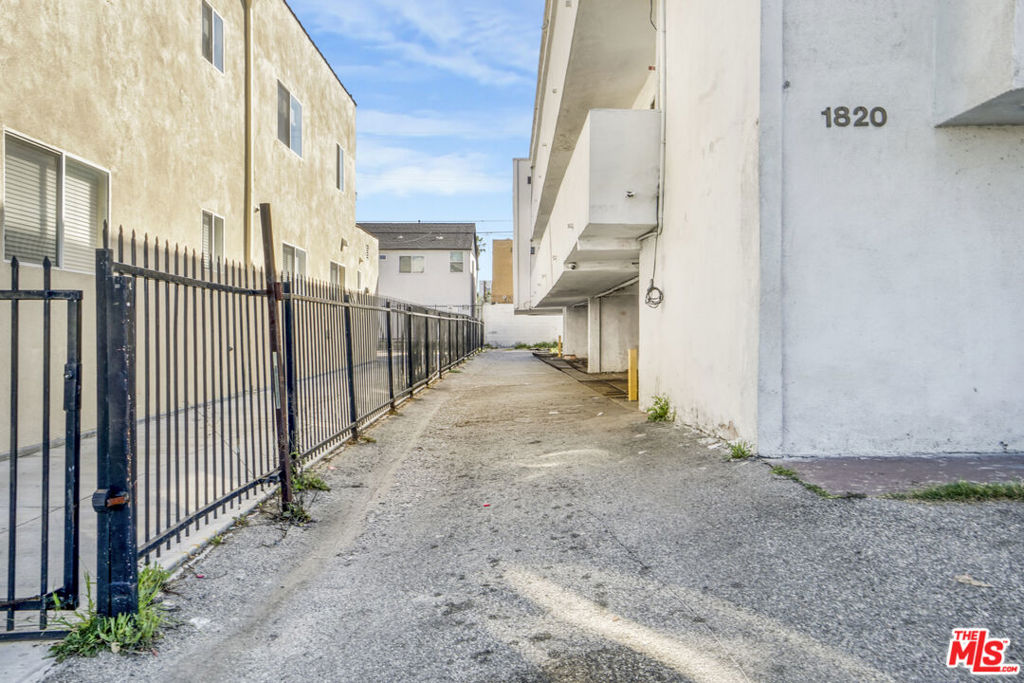 1820 S La Brea Avenue