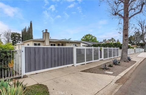 Photo of 16142 Haynes St, Van Nuys, CA 91406 (MLS # SR26034994)
