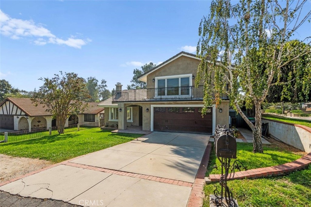 Main image without alt text