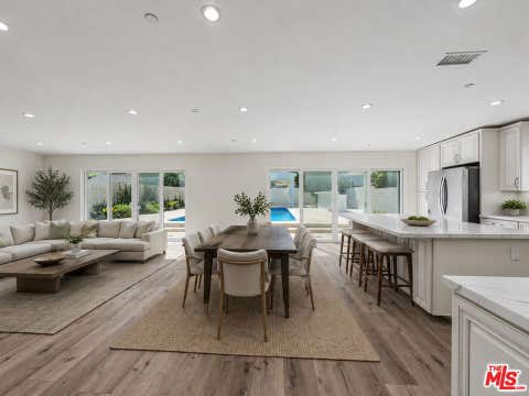 Photo of 5035 Zelzah Avenue, Los Angeles, CA 91316 (MLS # 26871909)