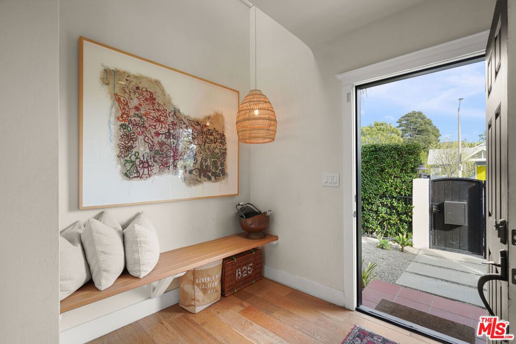Photo of 927 N Vista Street, Los Angeles, CA 90046 (MLS # 25589265)