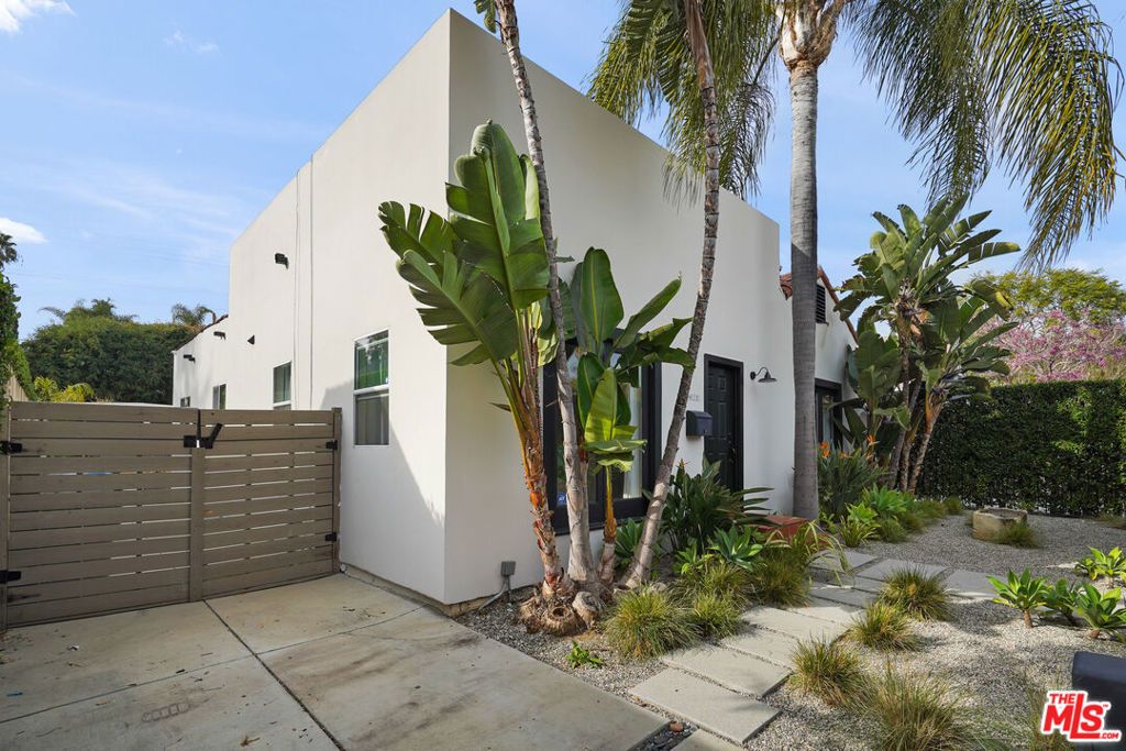 Photo of 927 N Vista Street, Los Angeles, CA 90046 (MLS # 25589265)